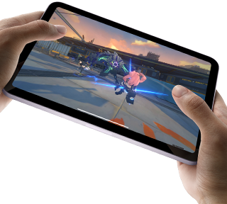 يُمسك iPad mini بيد المستخدم في وضع العرض الأفقي أثناء لعب لعبة ذات رسومات مكثفة