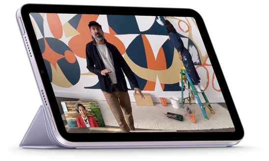 يُعرض iPad mini في وضع العرض الأفقي متصلًا بـ Smart Folio في وضعية مشاهدة. الشاشة تعرض مكالمة FaceTime مع Center Stage