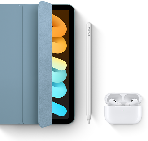 يظهر iPad mini مستخدمًا مع Smart Folio وApple Pencil Pro وAirPods Pro