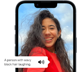 VoiceOver يصف صورة لشخص على iPhone.