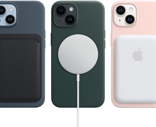 حافظات iPhone 14 MagSafe بألوان منتصف الليل، الأخضر الغابي، والوردي الطباشيري مع ملحقات MagSafe، المحفظة، الشاحن، وحزمة البطارية.