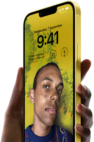 يد تحمل iPhone 14 Plus باللون الأصفر يعرض شاشة قفل مخصصة.