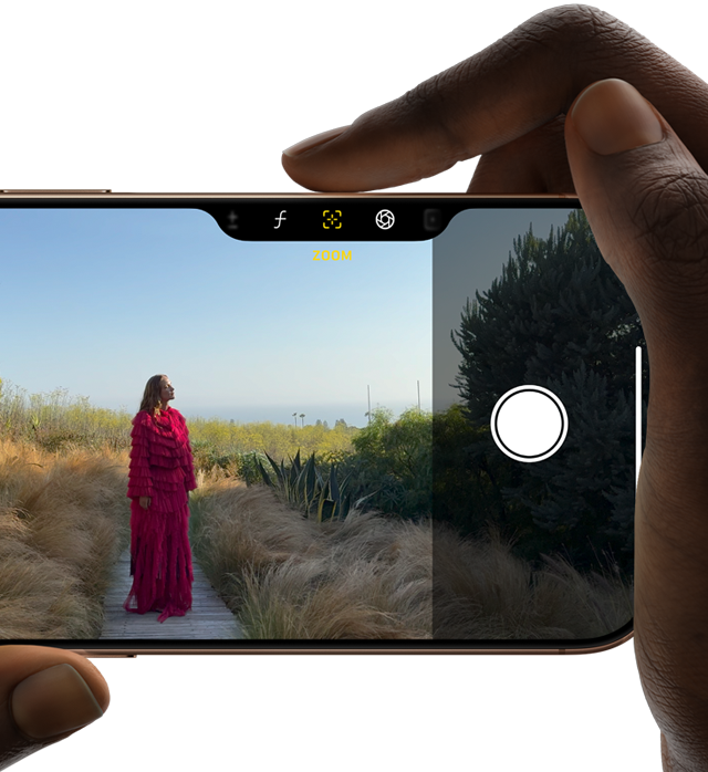 التحكم في الكاميرا على iPhone 16 Pro، إصبع يمين ينزلق على جانب الهاتف لضبط عمق المجال