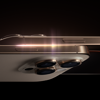 نموذجان من iPhone 16 Pro، الجانب الخارجي، زر الجانب، نظام كاميرا Pro مرتفع