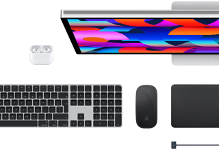 اكسسوارات Mac: سماعات AirPods، وشاشة Studio Display، ولوحة مفاتيح ماجيك، وماجيك ماوس، ولوحة تعقب ماجيك، وكابل شحن MagSafe بلون سماء الليل