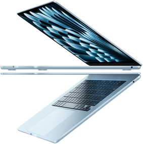 اثنان من أجهزة لابتوب MacBook Air باللون الأزرق السماوي مفتوحان على شكل سهم، فتبرز نحافة التصميم