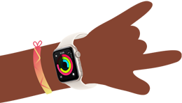 رسم كرتوني لمعصم طفل يرتدي Apple Watch SE 3 مع فتح تطبيق النشاط على الشاشة