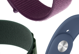 Apple Watch Series 10 مع حزام Denim Sport بجانب Plum Sport Loop، Starlight Sport Band و Dark Green Alpine Loop
