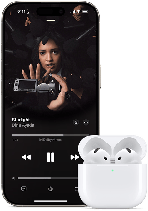 iPhone بجانب AirPods Pro في علبة الشحن، العلبة مفتوحة