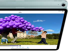 iPad Air، مع كاميرا Center Stage بدقة 12 ميجابكسل تظهر مستخدمًا على FaceTime، أمام نموذج iPad Air آخر يعرض الجزء الخلفي والكاميرا