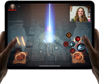 يُظهر iPad Pro لعبة عالية الأداء يتم لعبها في Shareplay
