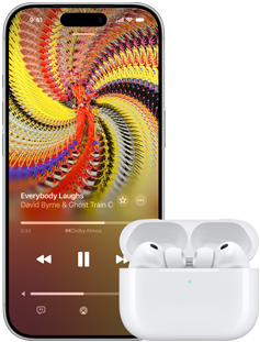 AirPods Pro 3 في علبة شحن MagSafe، iPhone 17 Pro، Apple Music يعزف Everybody Laughs بواسطة David Byrne وGhost Train Orchestra