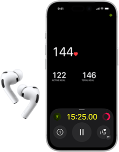 AirPods Pro 3، النصف السفلي من شاشة iPhone 17 Pro، تطبيق اللياقة يعرض معدل ضربات القلب
