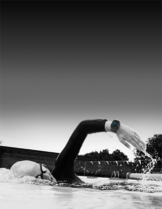 Swimmer tracks workout on Apple Watch Ultra 3