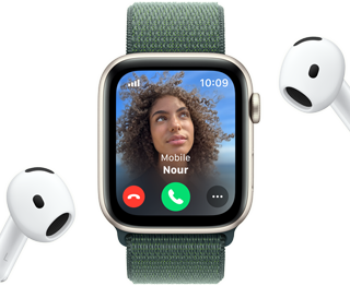 مكالمة واردة على Apple Watch SE، بجانب زوج من AirPods